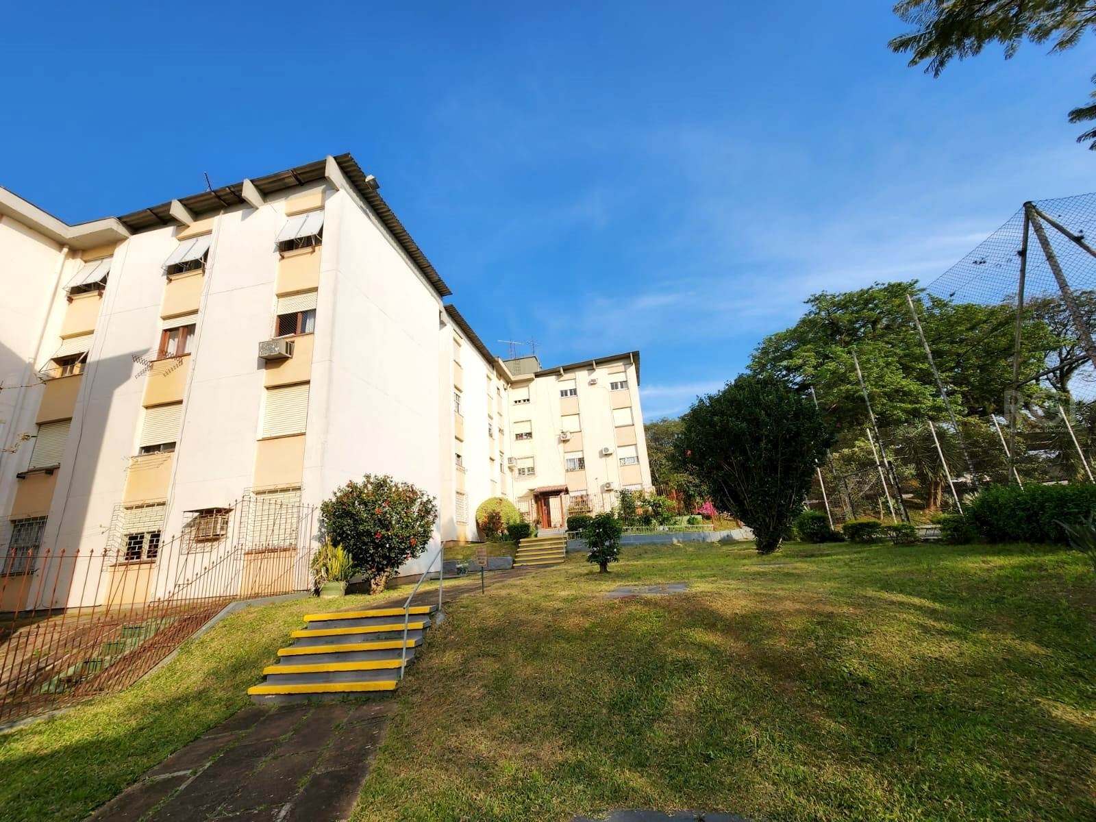 Apartamento com 49m², 2 dormitórios no bairro Santo Antonio em Porto Alegre para Comprar