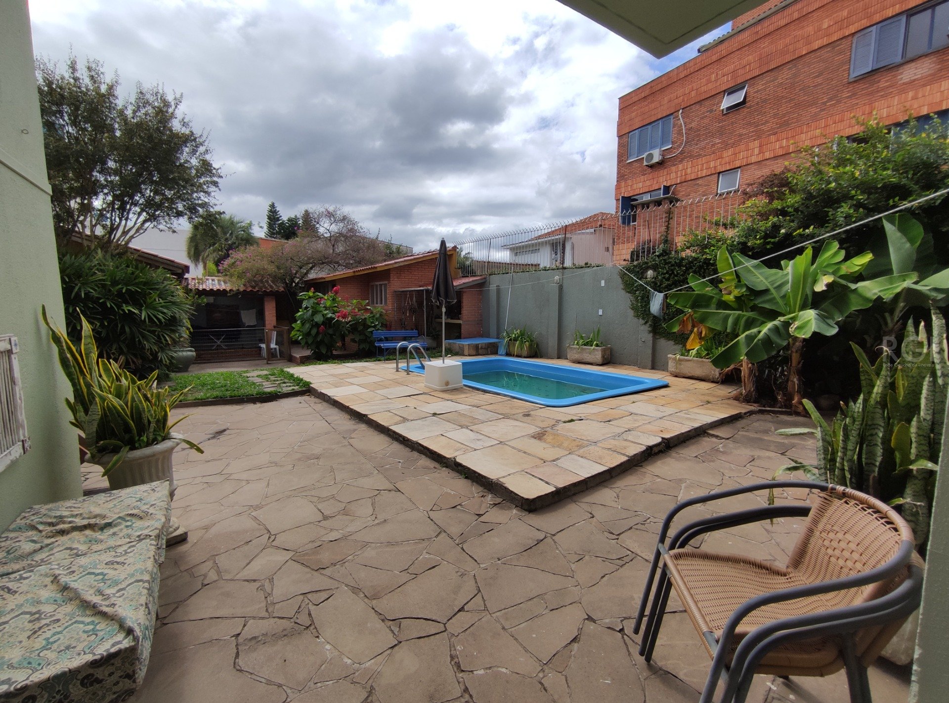 Casa com 300m², 4 dormitórios, 1 suíte, 3 vagas no bairro Partenon em Porto Alegre para Comprar