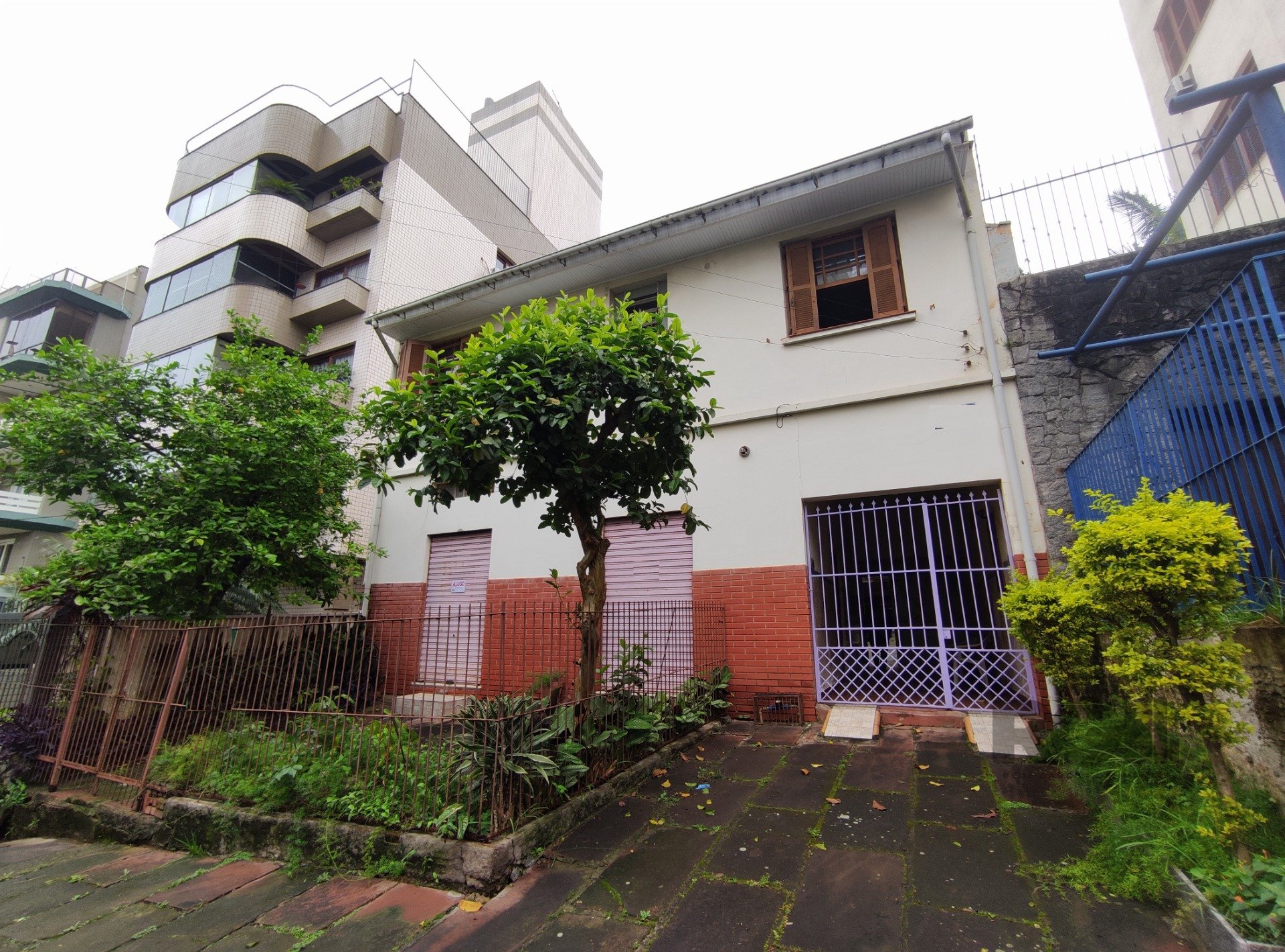 Casa com 200m², 3 dormitórios, 4 vagas no bairro Higienópolis em Porto Alegre para Comprar