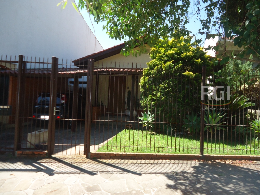 Casa com 190m², 3 dormitórios, 1 vaga no bairro São Sebastião em Porto Alegre para Comprar