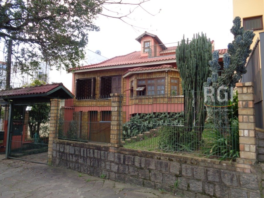 Sobrado com 313m², 3 dormitórios, 1 suíte, 2 vagas no bairro Cristo Redentor em Porto Alegre para Comprar