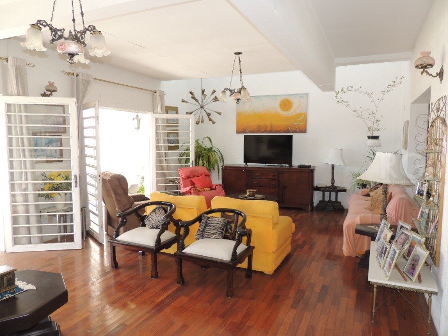 Casa com 498m², 5 dormitórios, 2 suítes, 3 vagas no bairro Vila Jardim em Porto Alegre para Comprar