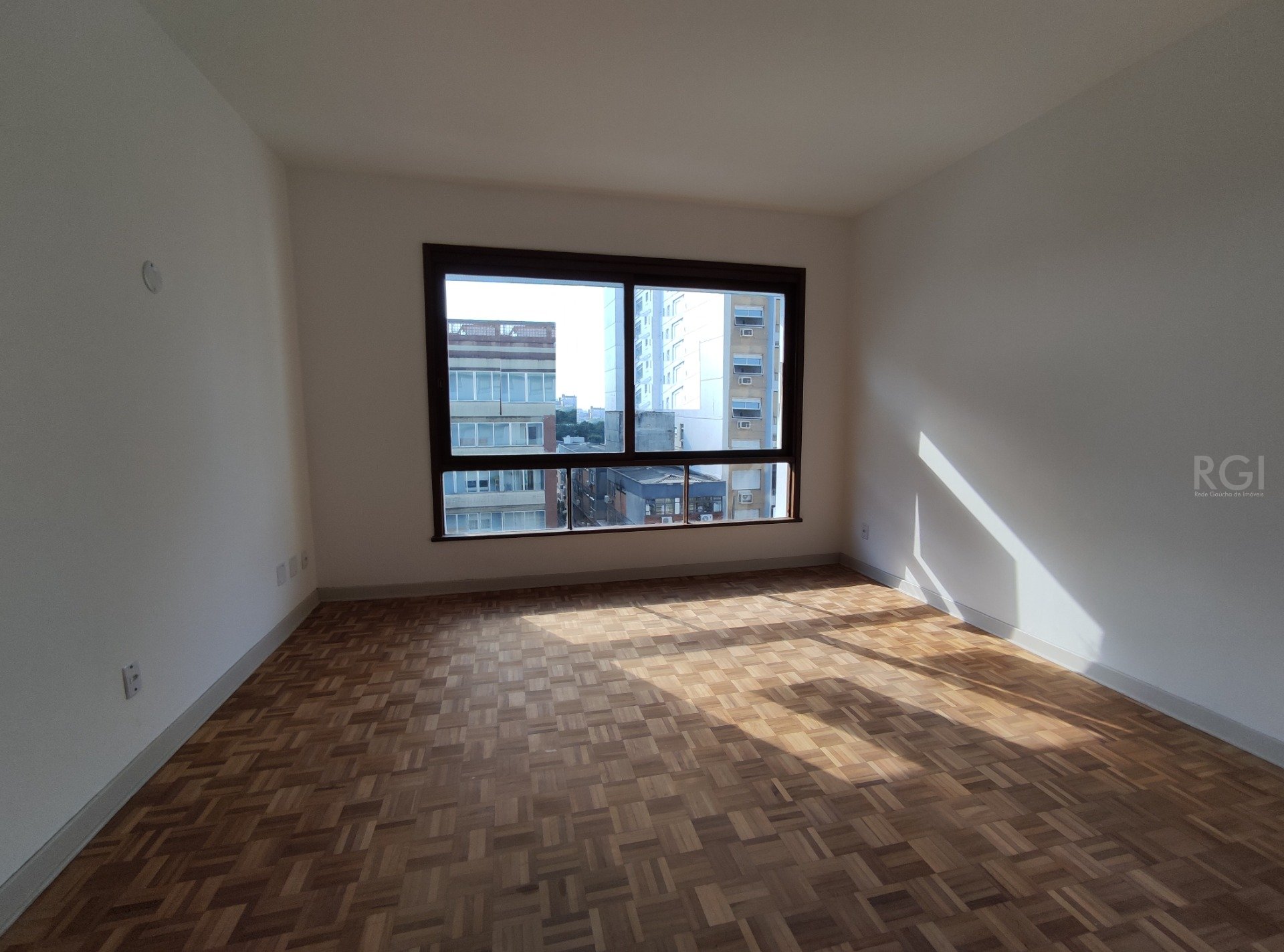 Apartamento à venda com 3 quartos, 104m² - Foto 2